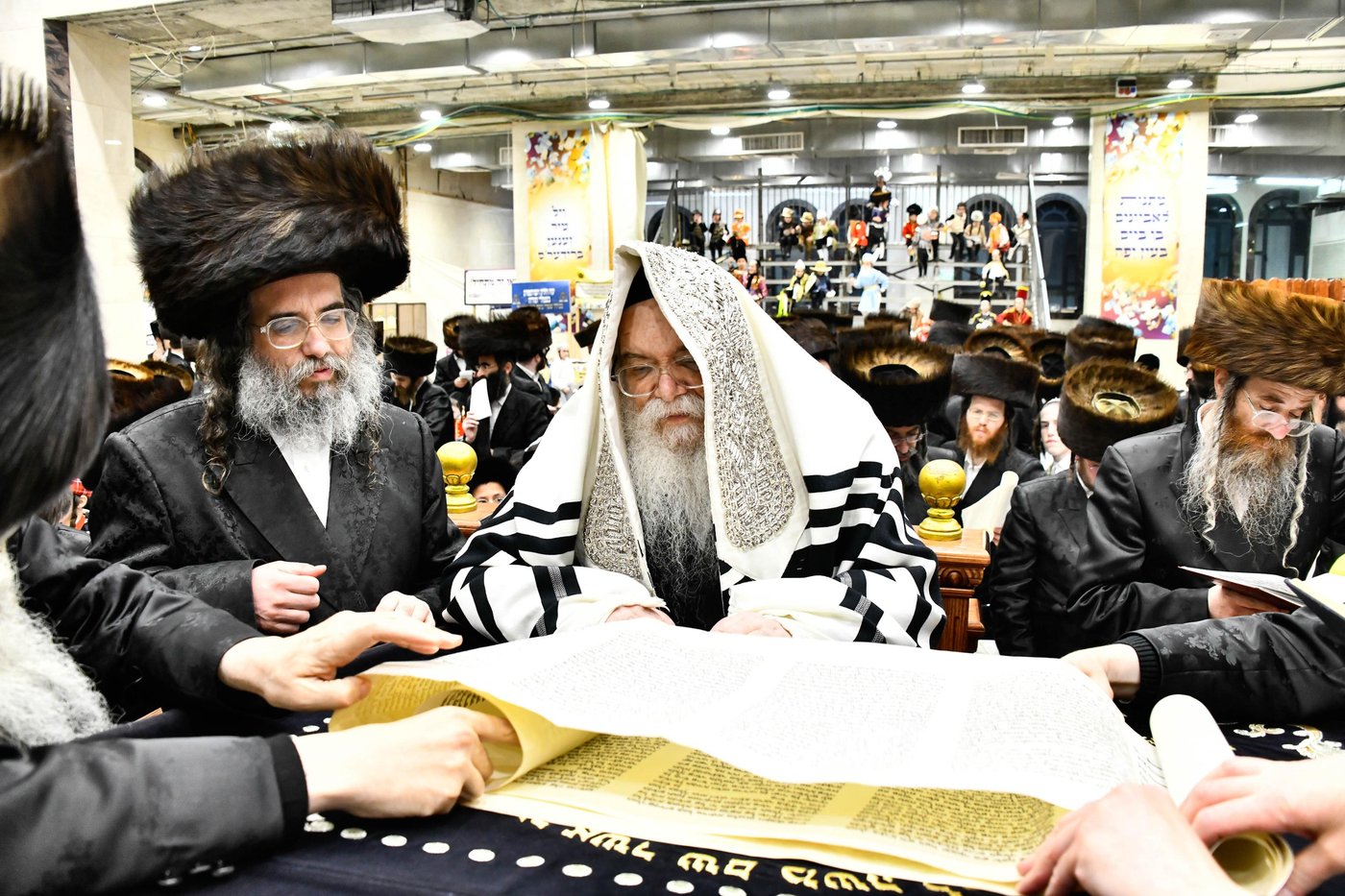 האדמו"ר מדארג בקריאת המגילה