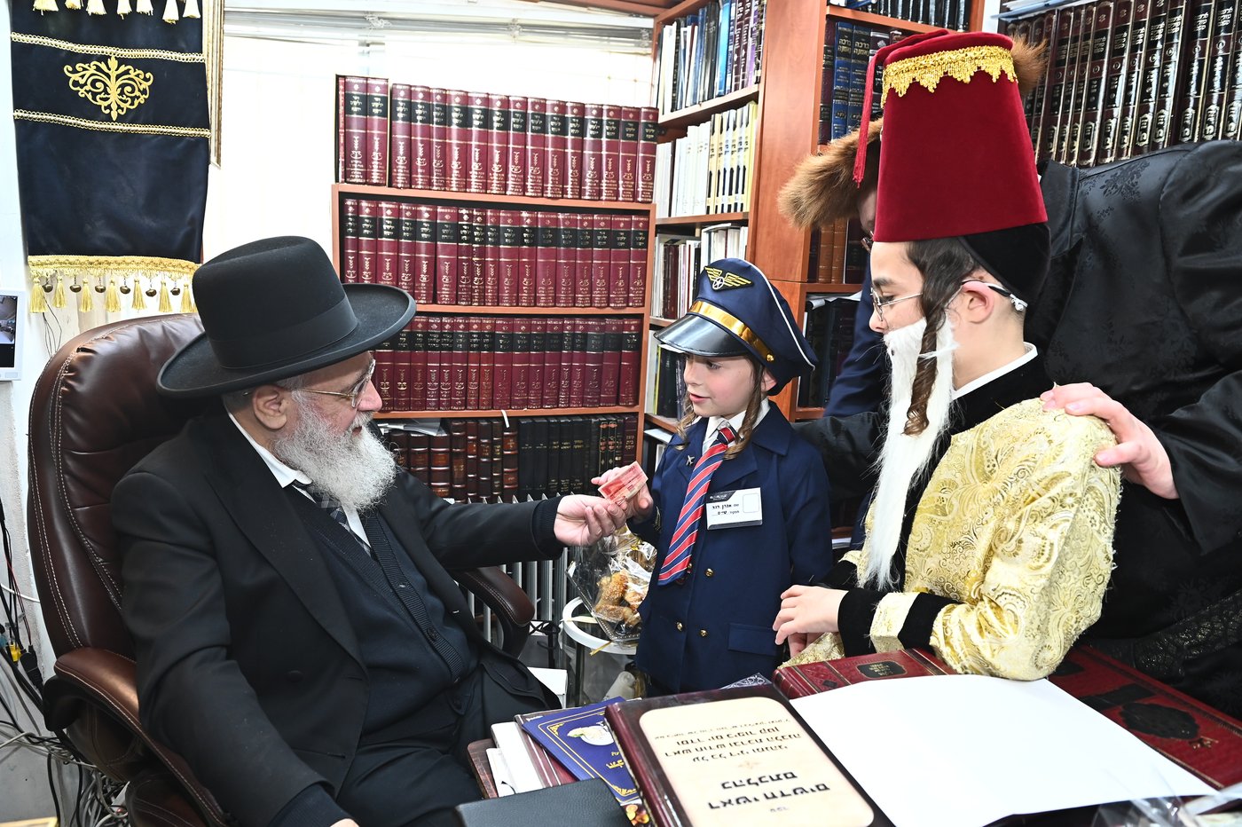 הראשל"צ הגר"י יוסף בפורים