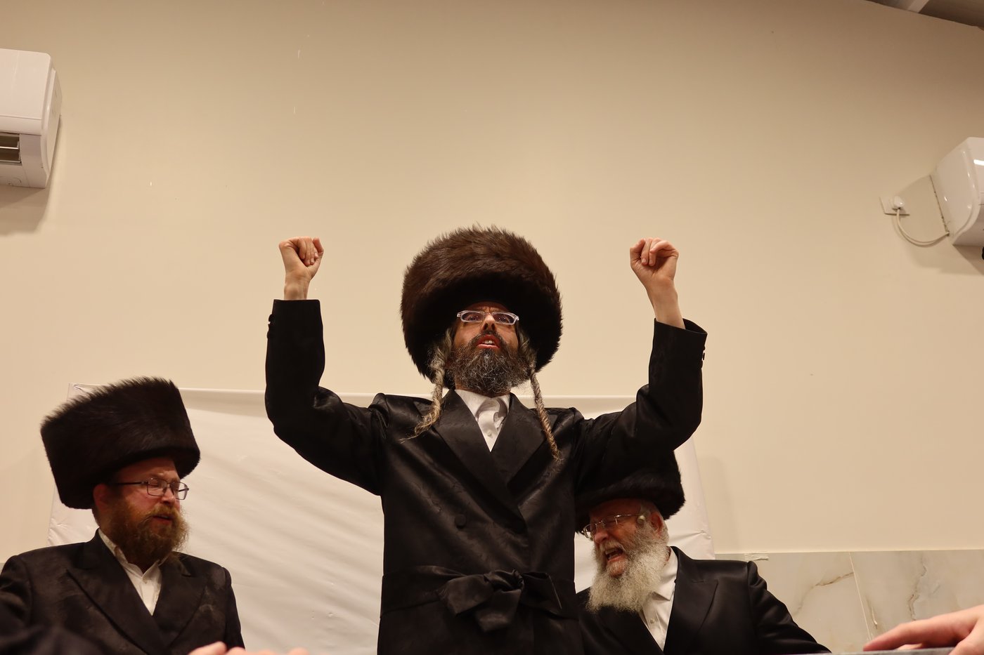 פורים בחצה"ק זוועהיל