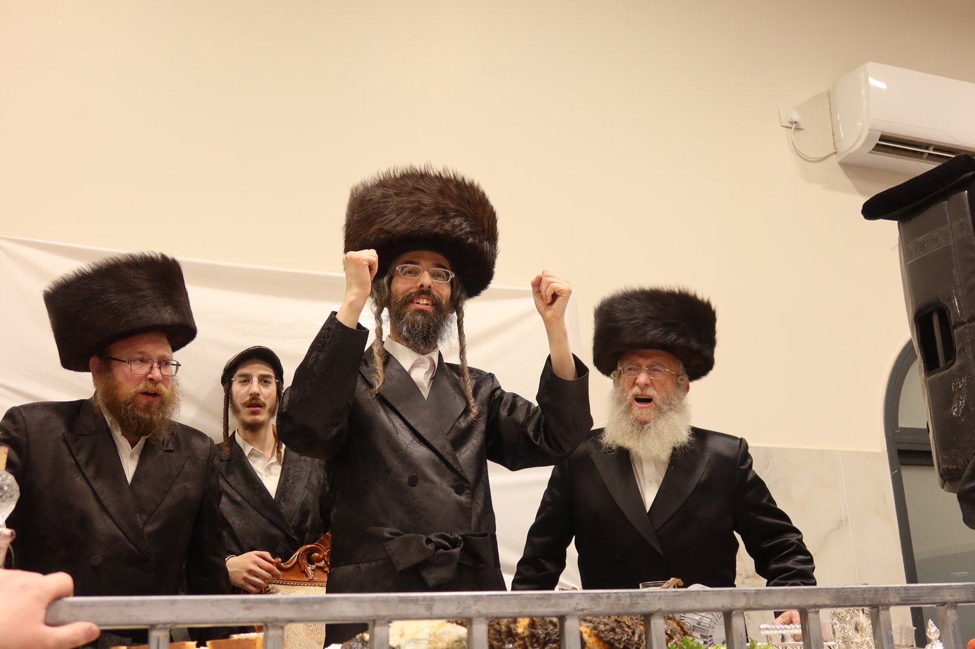 פורים בחצה"ק זוועהיל