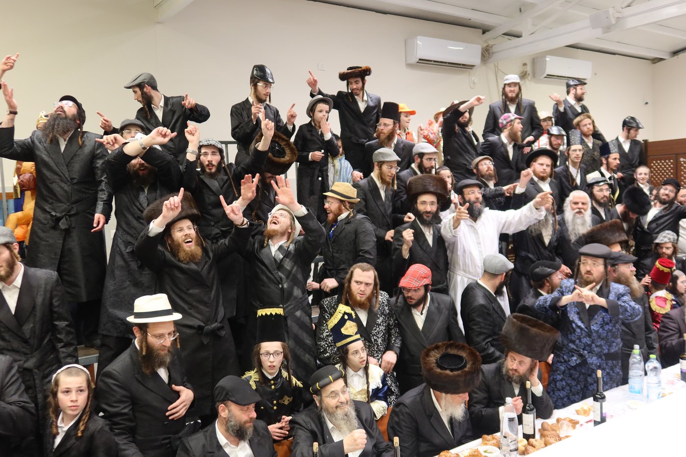 פורים בחצה"ק זוועהיל