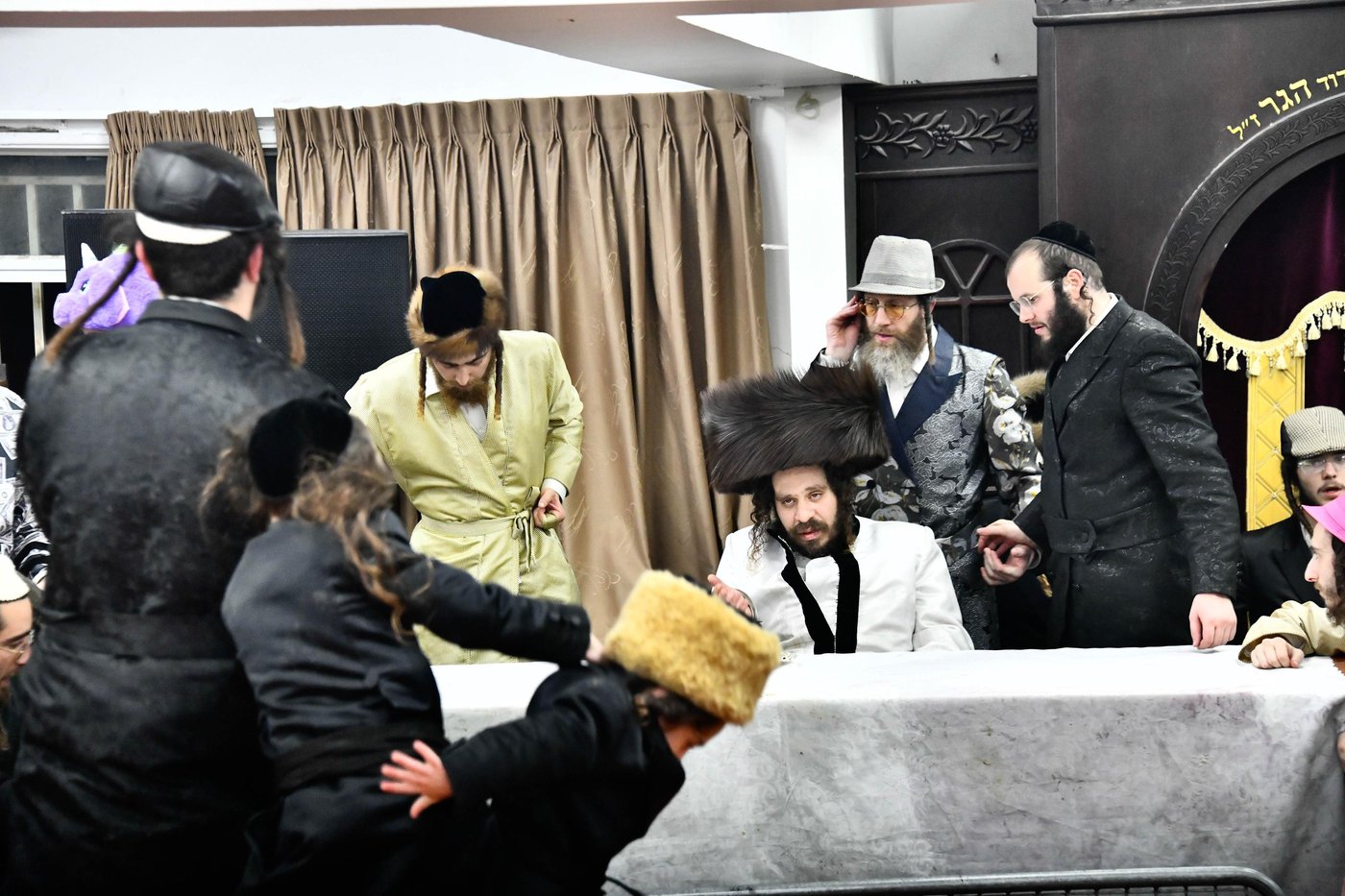 פורים אצל האדמו"ר מקרעטשניף כפר עטה