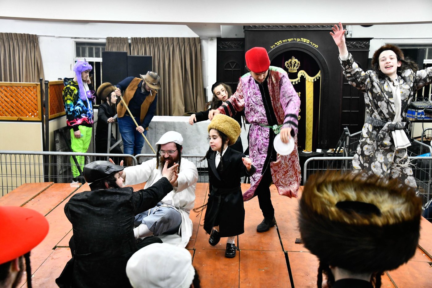 פורים אצל האדמו"ר מקרעטשניף כפר עטה