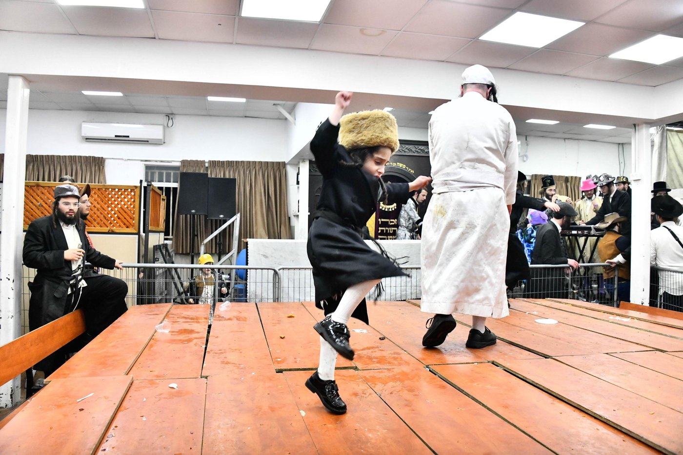 פורים אצל האדמו"ר מקרעטשניף כפר עטה