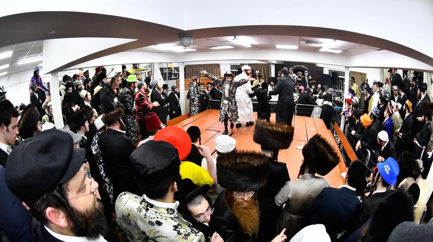 פורים אצל האדמו"ר מקרעטשניף כפר עטה