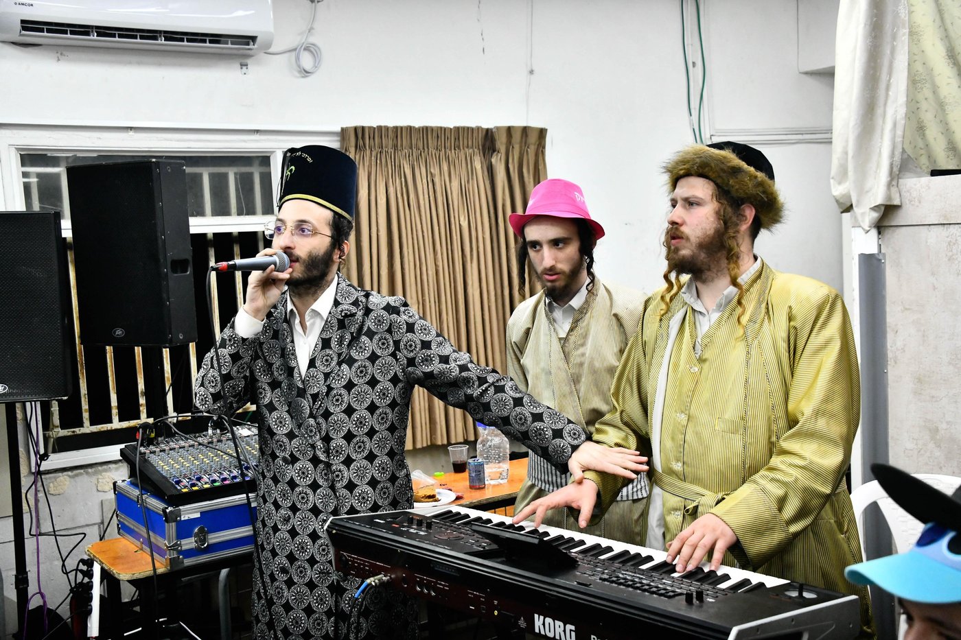 פורים אצל האדמו"ר מקרעטשניף כפר עטה