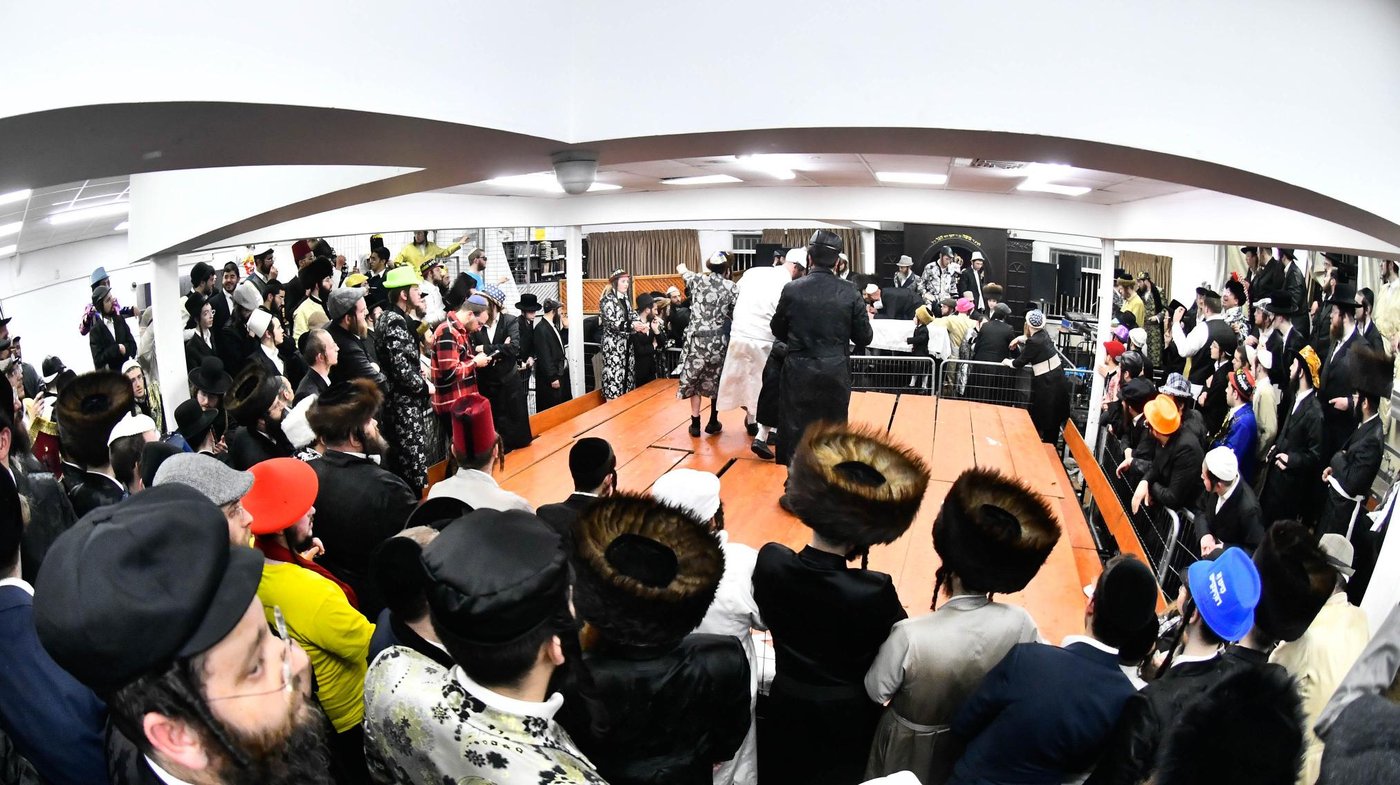 פורים אצל האדמו"ר מקרעטשניף כפר עטה