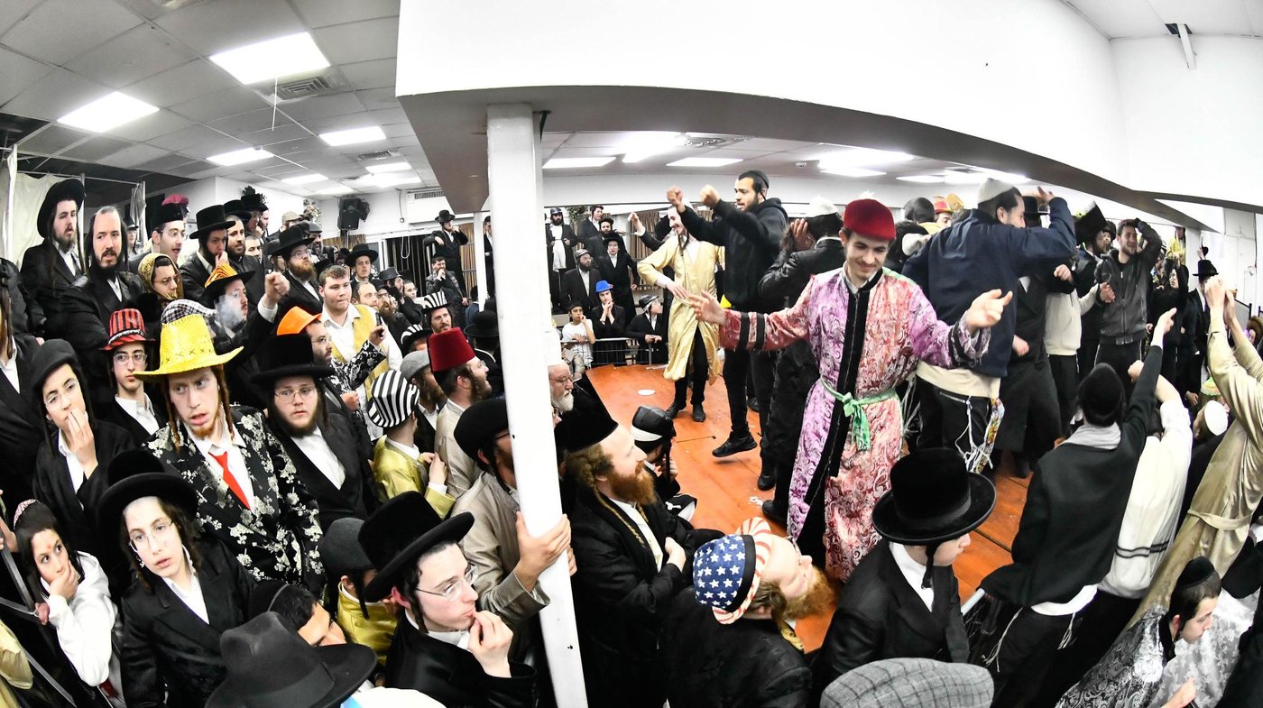 פורים אצל האדמו"ר מקרעטשניף כפר עטה