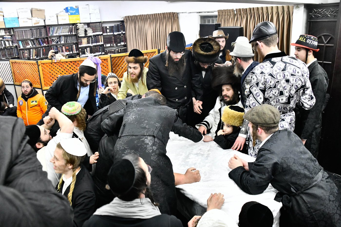 פורים אצל האדמו"ר מקרעטשניף כפר עטה