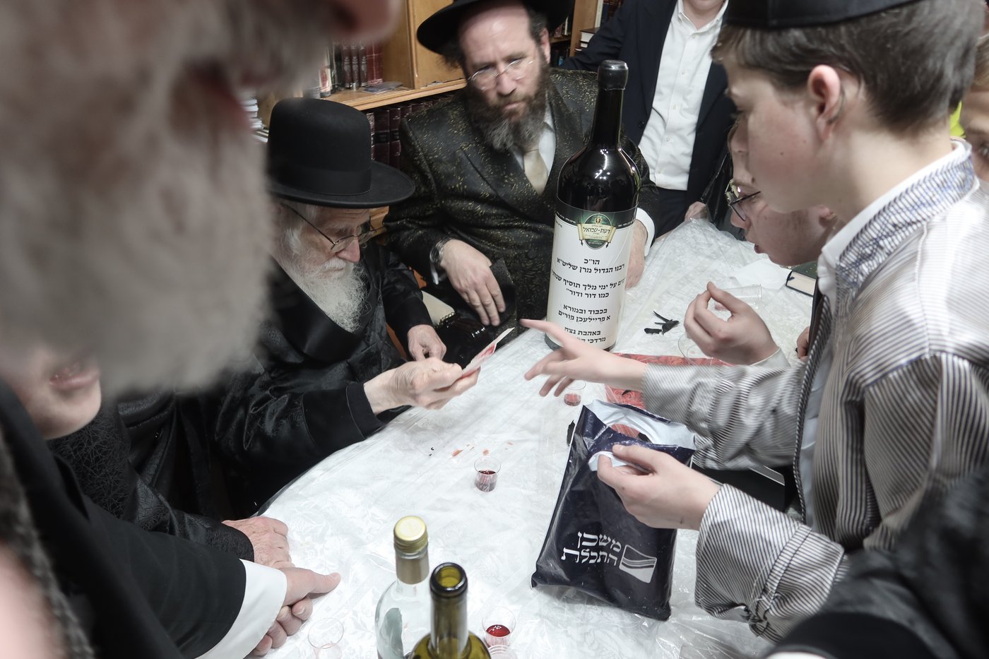 פורים אצל הגר"ע אויערבאך