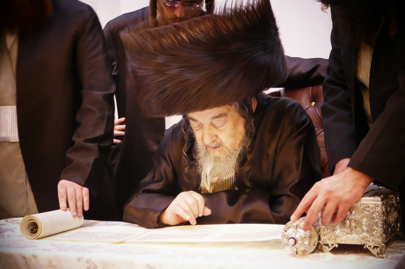 הגה"צ רבי יעקב מאיר שכטר בקריאת המגילה