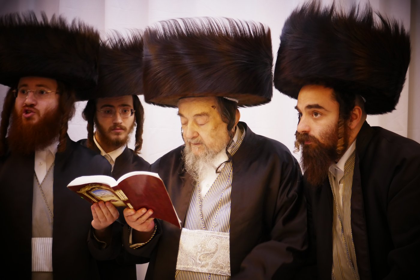 הגה"צ רבי יעקב מאיר שכטר בקריאת המגילה