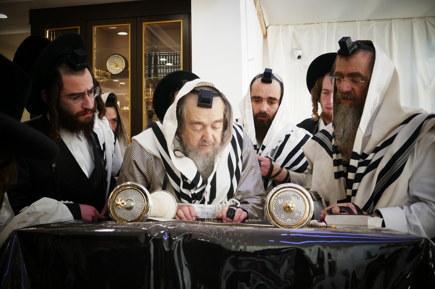 הגה"צ רבי יעקב מאיר שכטר בקריאת המגילה