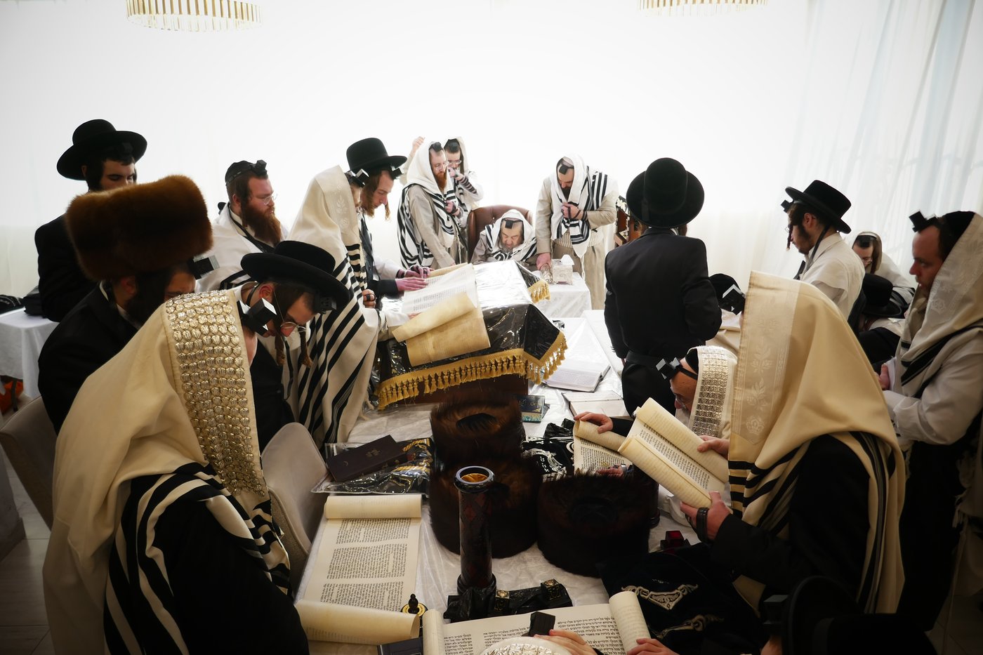 הגה"צ רבי יעקב מאיר שכטר בקריאת המגילה