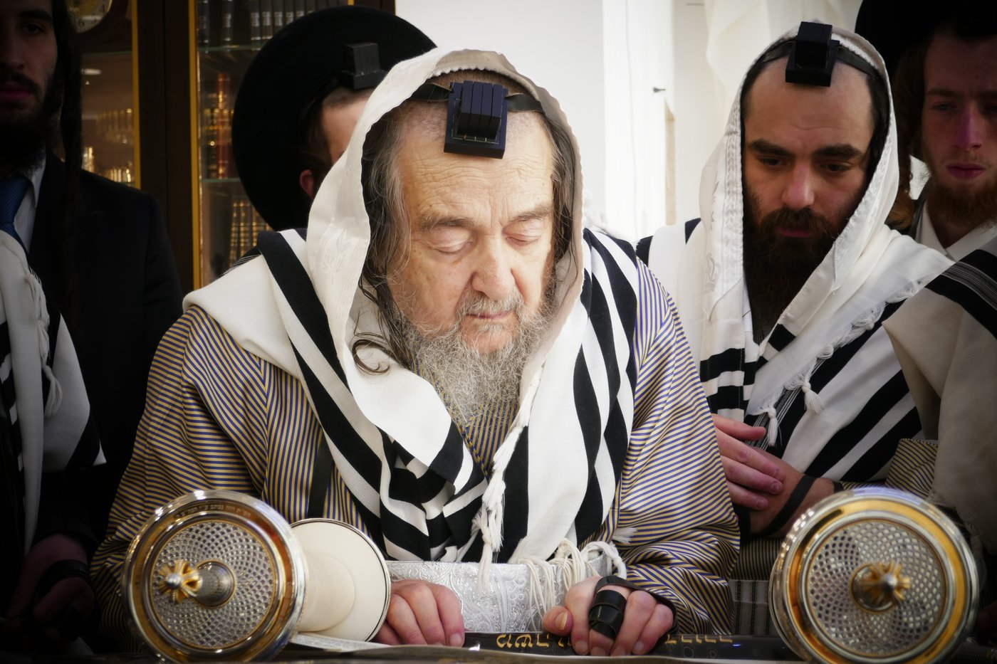 הגה"צ רבי יעקב מאיר שכטר בקריאת המגילה