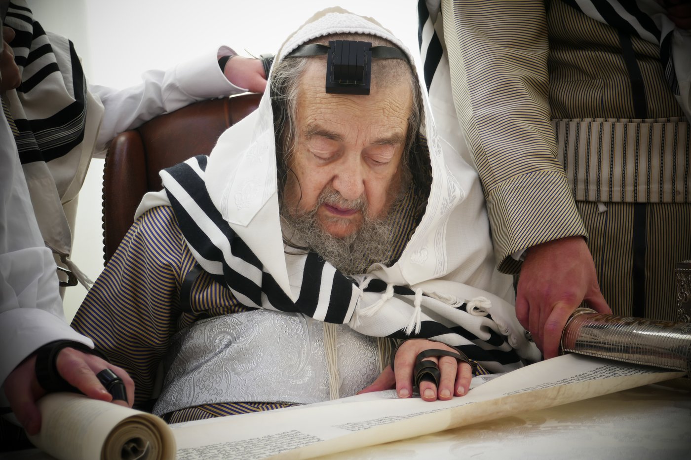 הגה"צ רבי יעקב מאיר שכטר בקריאת המגילה