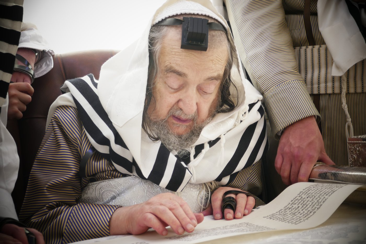 הגה"צ רבי יעקב מאיר שכטר בקריאת המגילה