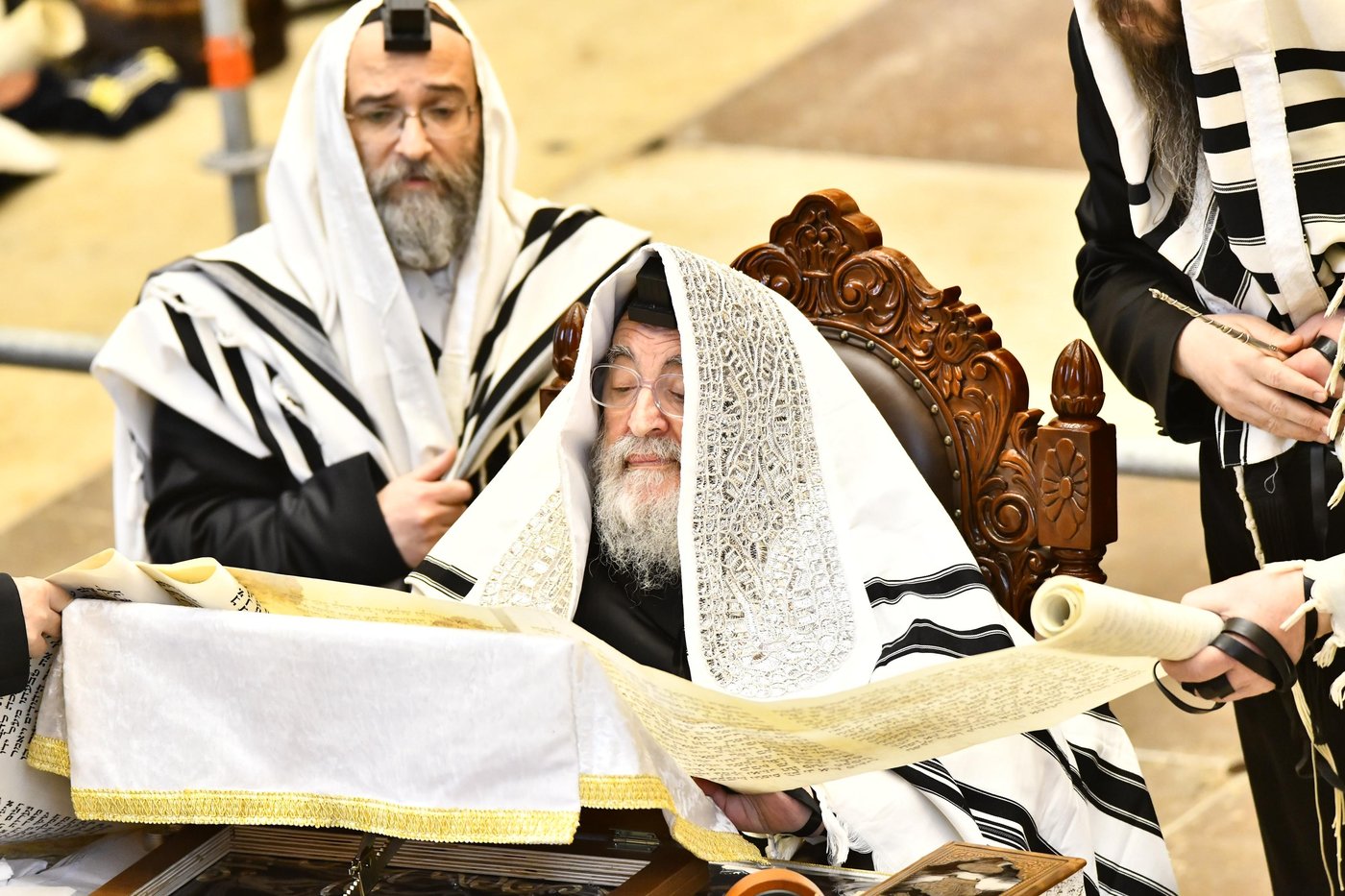 האדמו"ר מויז'ניץ בקריאת המגילה