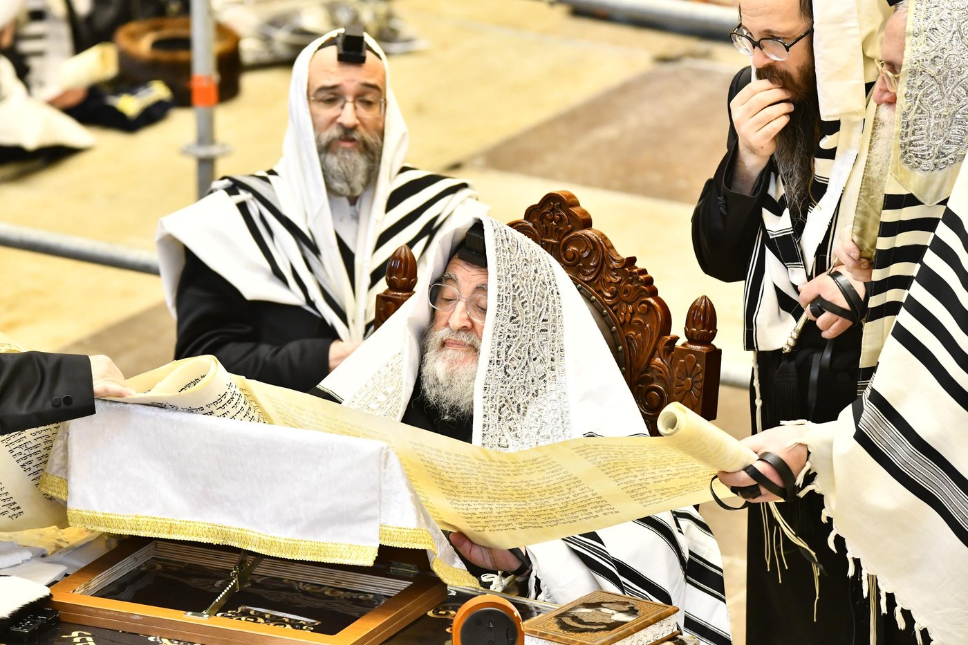 האדמו"ר מויז'ניץ בקריאת המגילה