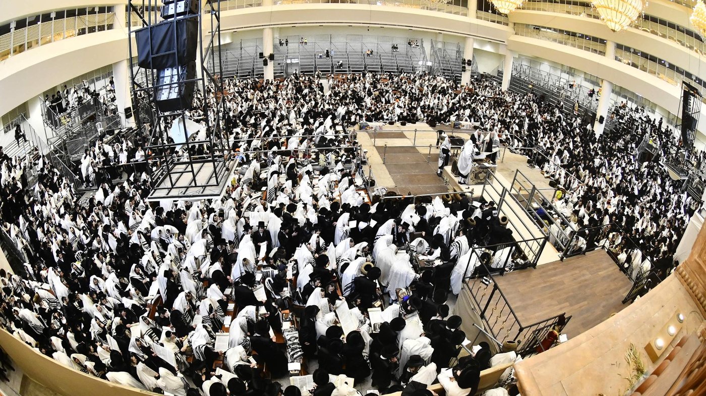 האדמו"ר מויז'ניץ בקריאת המגילה