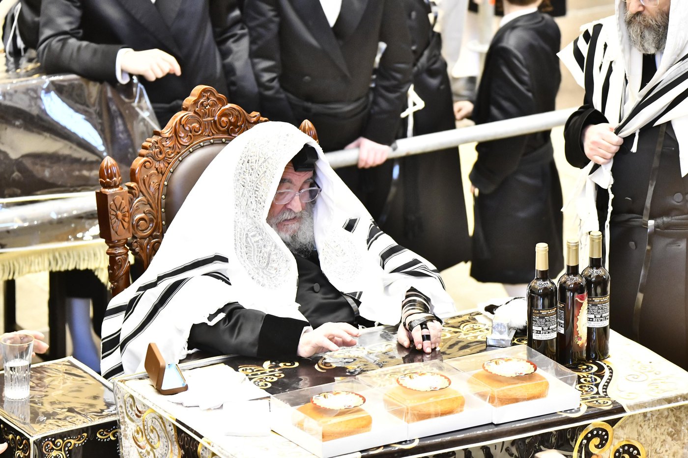 האדמו"ר מויז'ניץ עם משלוחי המנות