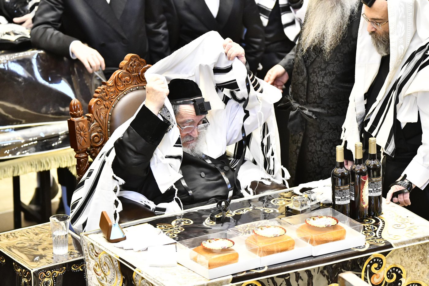 האדמו"ר מויז'ניץ בחליצת התפילין