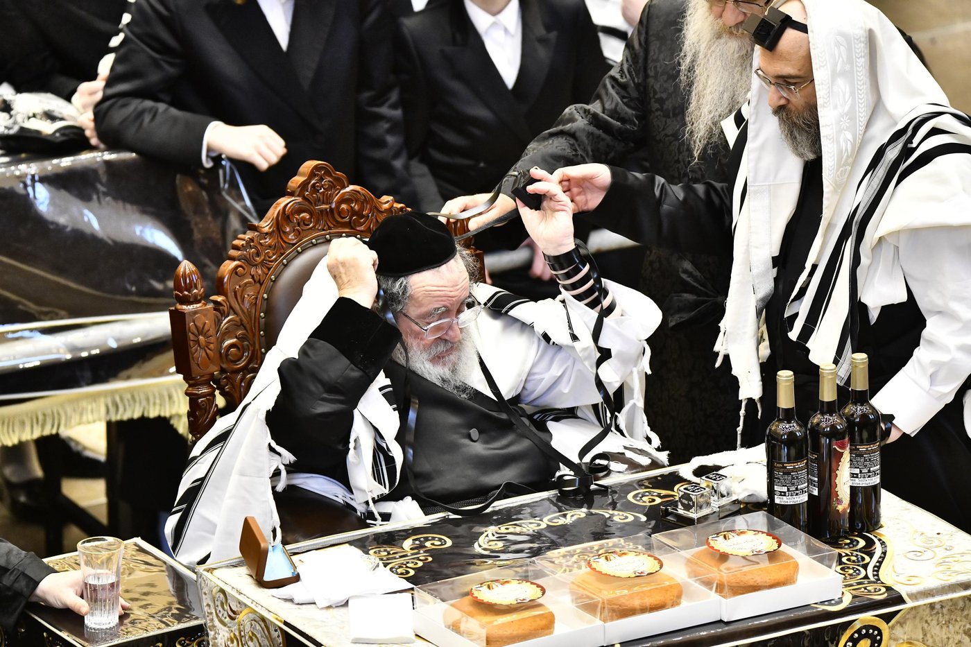 האדמו"ר מויז'ניץ בחליצת התפילין