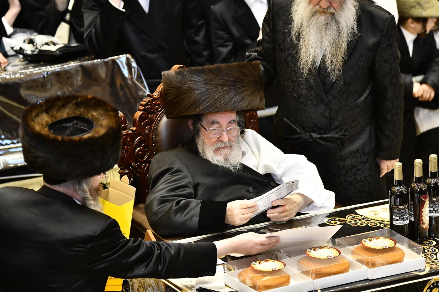 האדמו"ר מויז'ניץ במתנות לאביונים