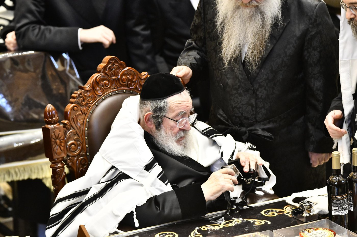 האדמו"ר מויז'ניץ בקריאת המגילה