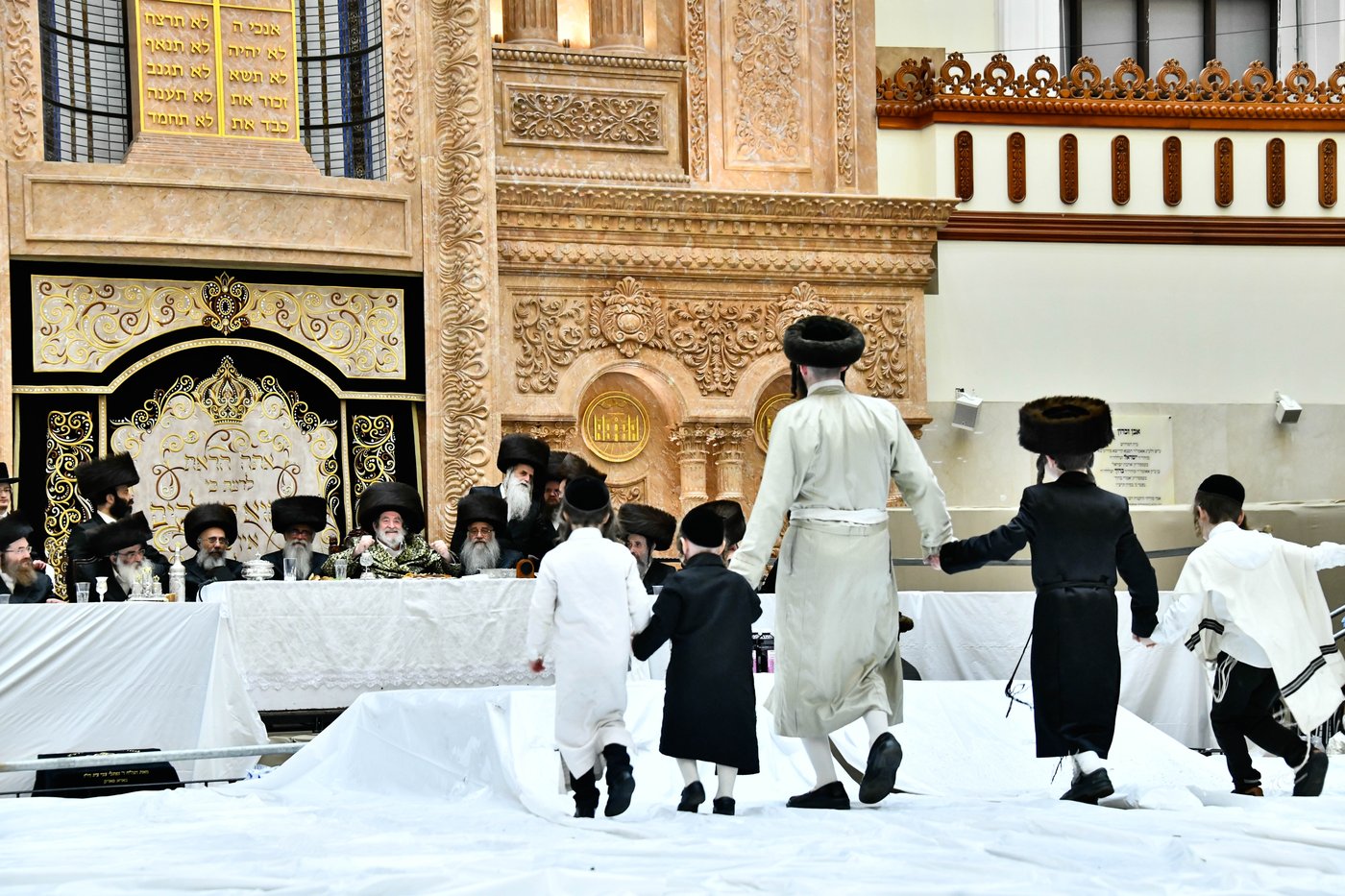 פורים בחצה"ק ויז'ניץ