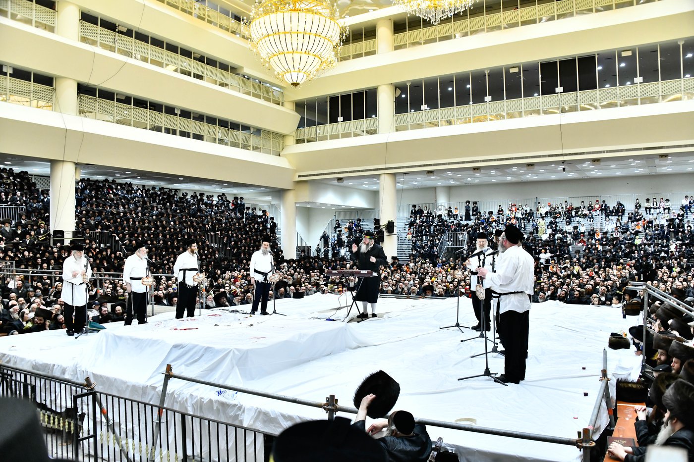 מאיר אדלר וחברי המקהלה המיוחדת בפורים בחצה"ק ויז'ניץ