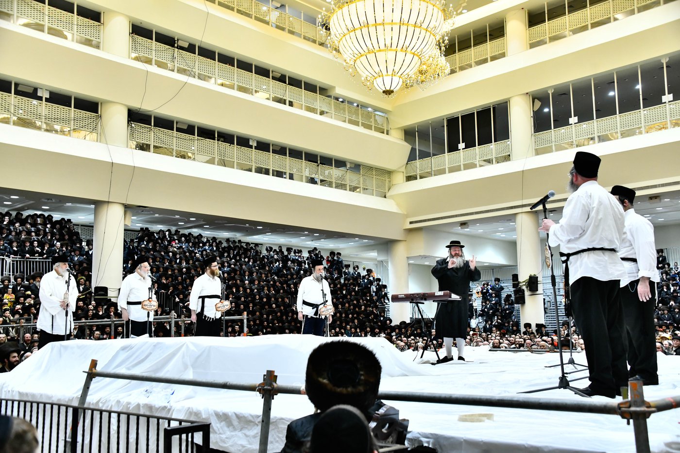 מאיר אדלר וחברי המקהלה המיוחדת בפורים בחצה"ק ויז'ניץ