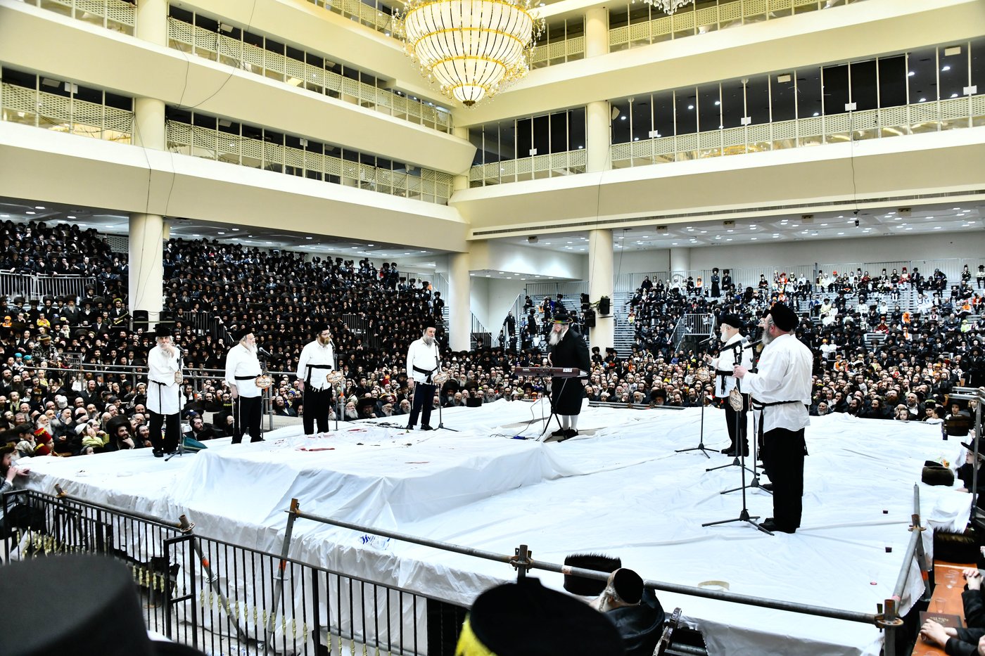 מאיר אדלר וחברי המקהלה המיוחדת בפורים בחצה"ק ויז'ניץ