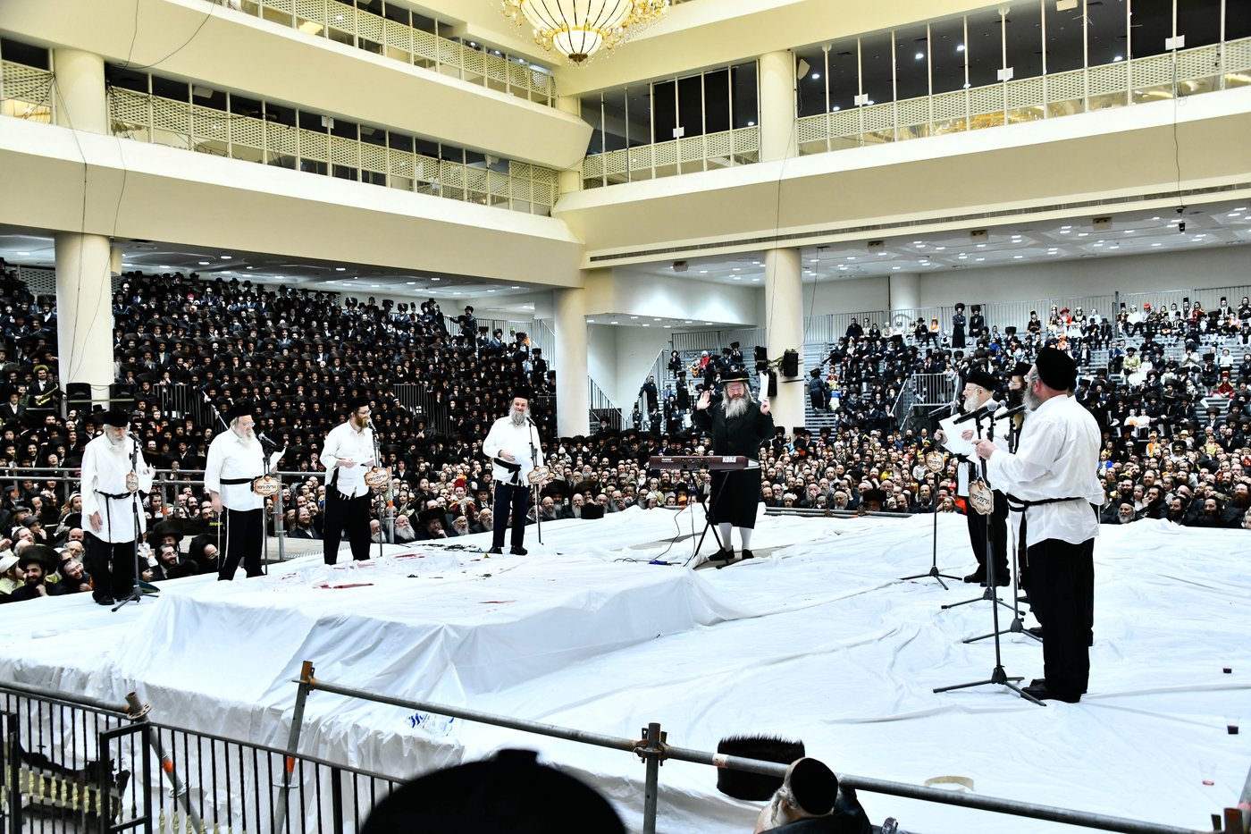 מאיר אדלר וחברי המקהלה המיוחדת בפורים בחצה"ק ויז'ניץ