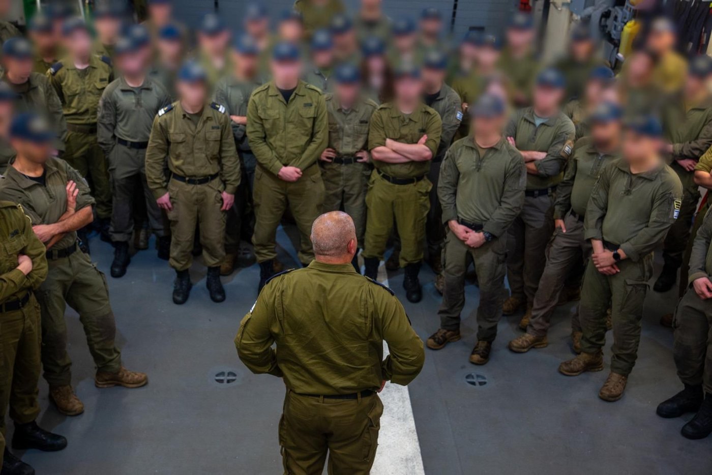 מפקד חיל הים, אלוף דוד סער, עם הלוחמים בלב ים