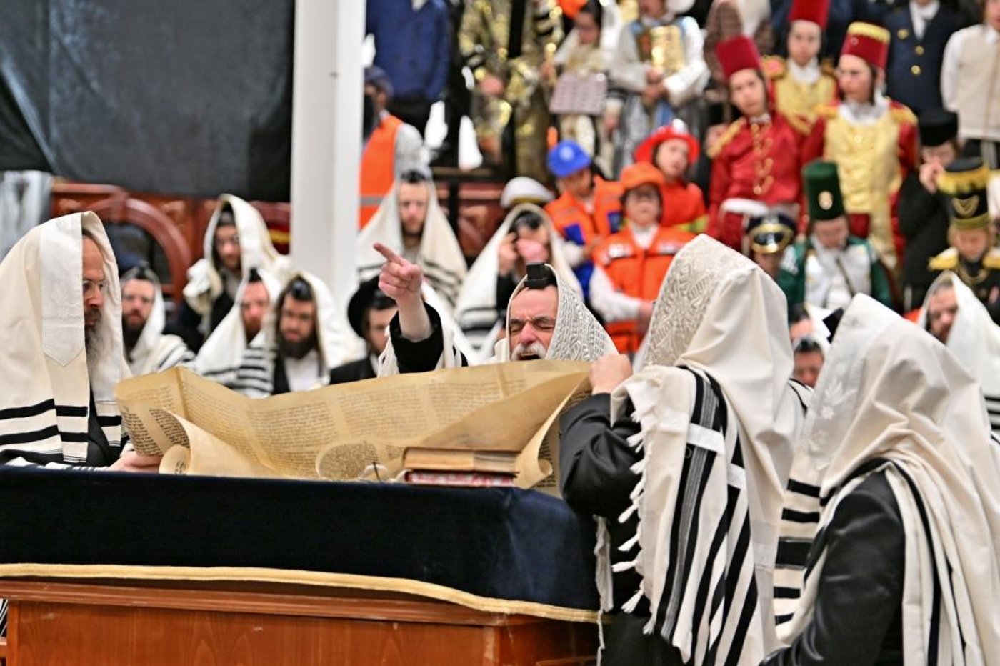 פורים בחצה"ק ויזניץ