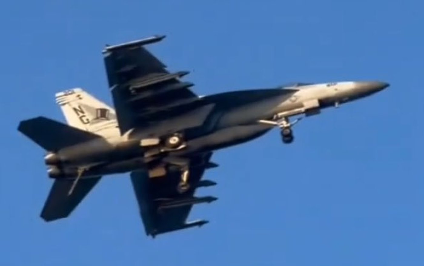 מטוס F/A-18E של טייסת VFA-14 "Tophatters