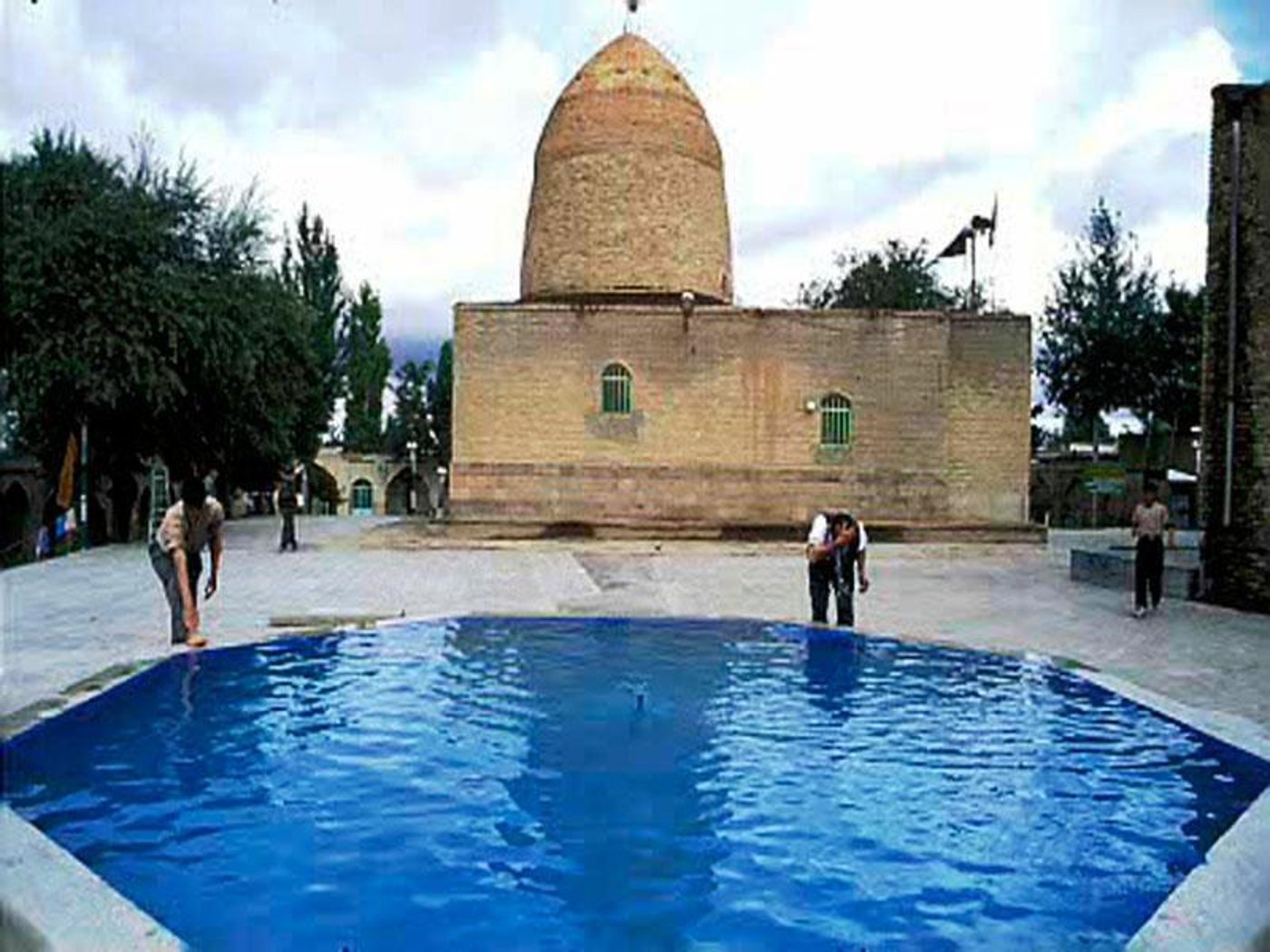 בריכת מים במתחם קבר קידר המשמשת את השיעים לטהרה לפני הכניסה למקום הקדוש