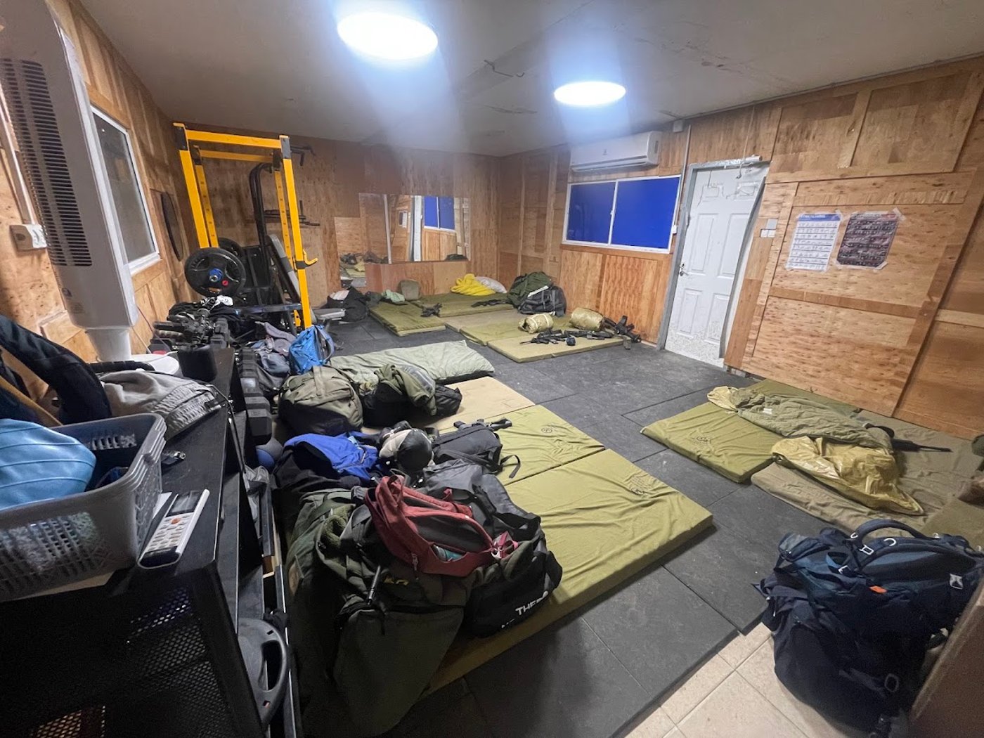 בתוך מתקן השומרים התמקמו כמה עשרות חיילים