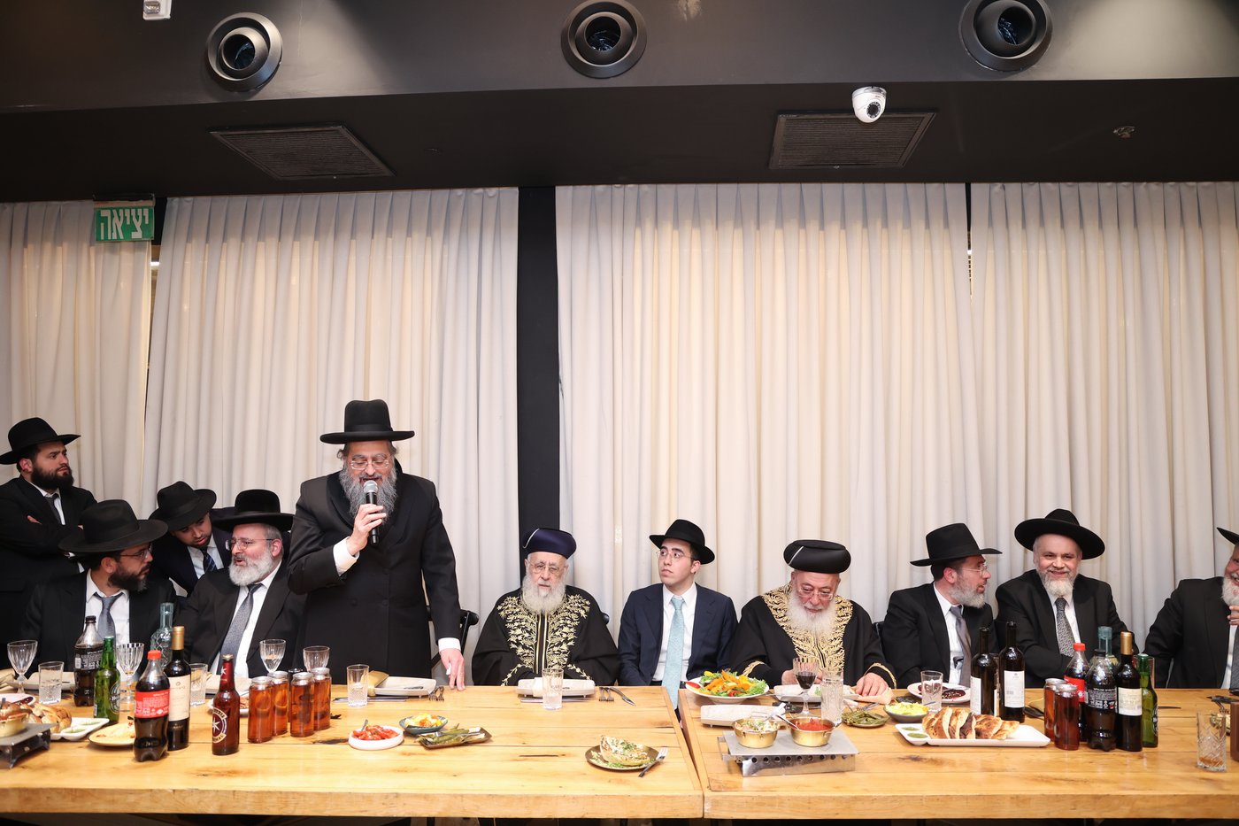 שמחת אירוסי נכדתם המשותפת של הרשל''צים הגר"י יוסף והגרש"מ עמאר