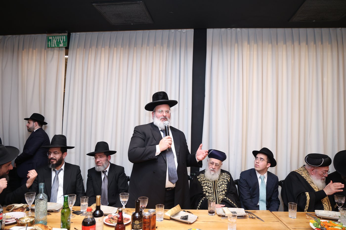 שמחת אירוסי נכדתם המשותפת של הרשל''צים הגר"י יוסף והגרש"מ עמאר