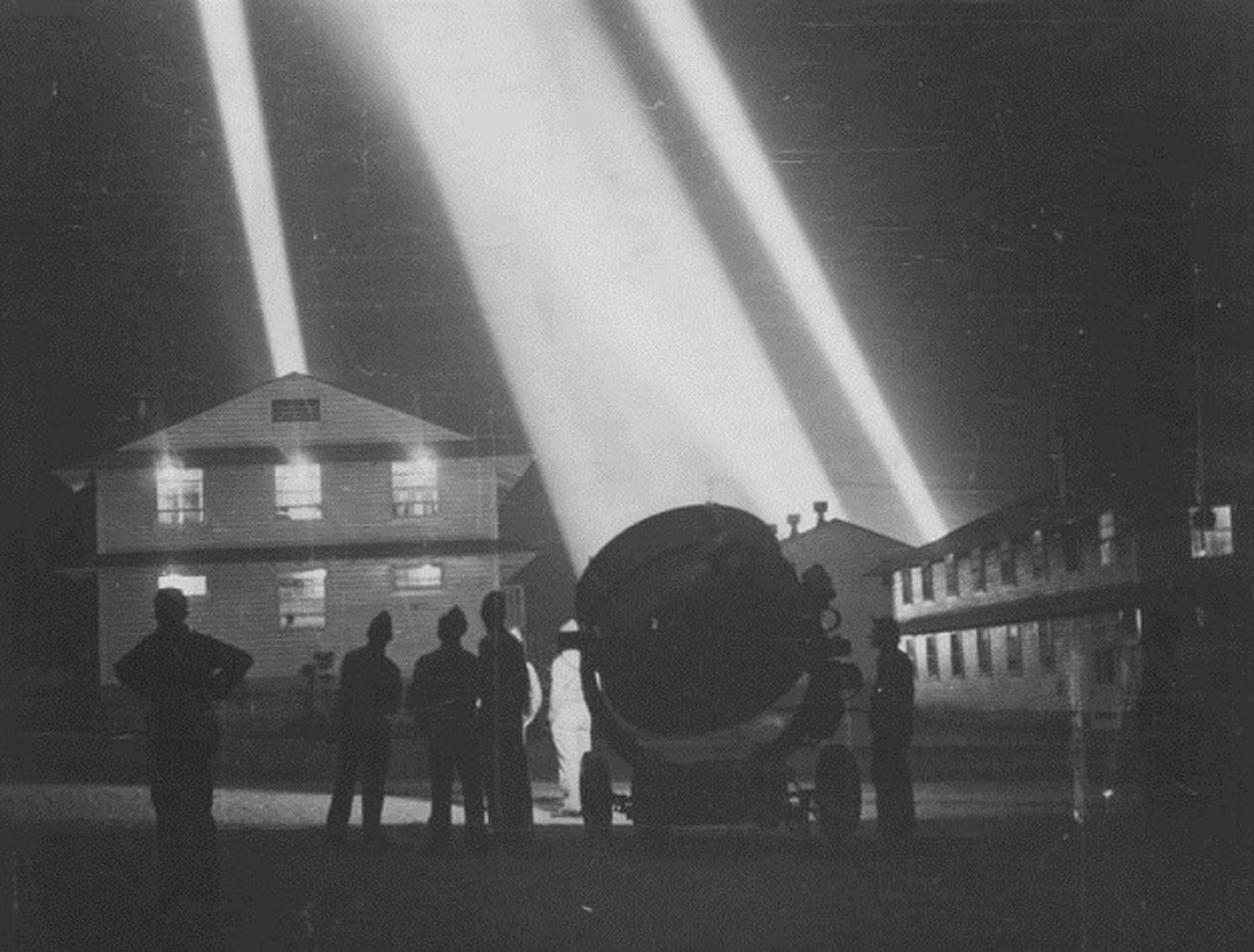 אנשי צבא ארה"ב מתאמנים עם זרקורי נ"מ בשנת 1941 במחנה קאלאן, סן דייגו. צילום מ.