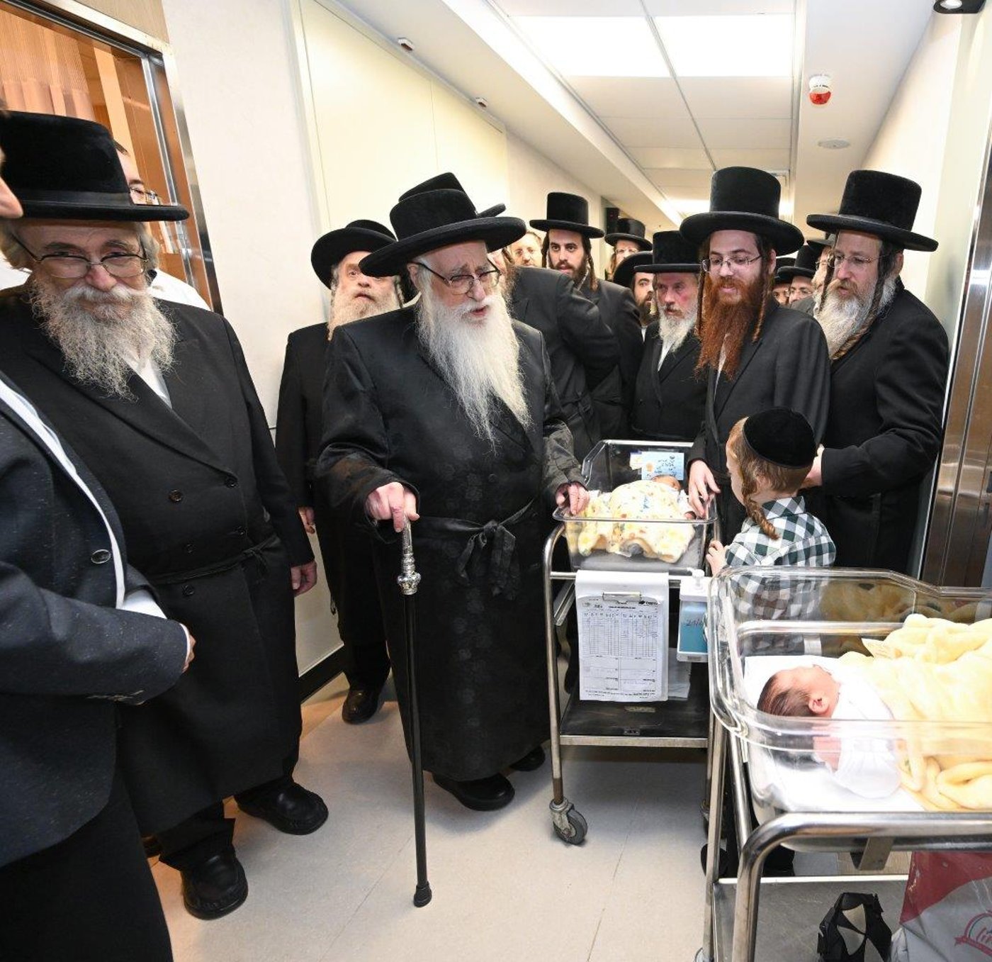 האדמו"ר מצאנז בחנוכת מחלקת יולדות ממוגנת במרכז הרפואי צאנז