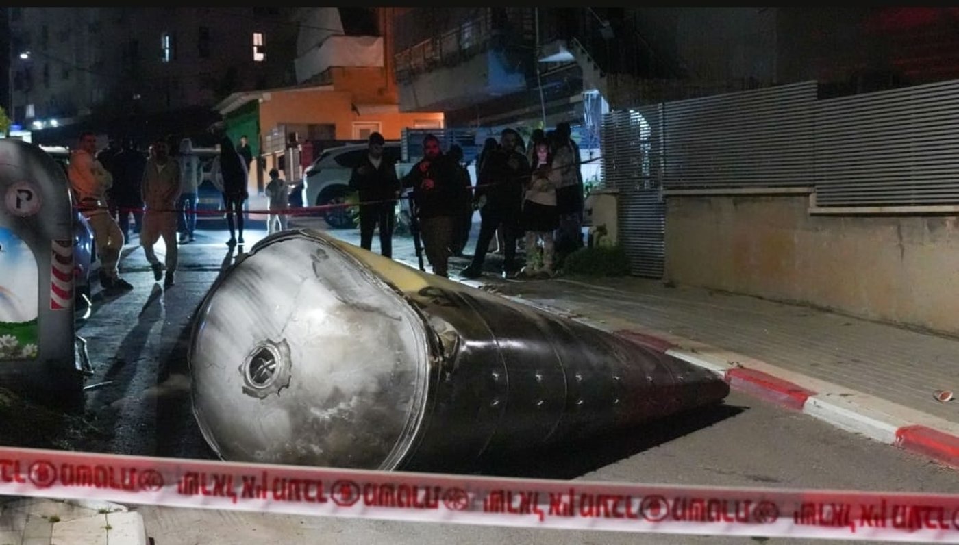 יורט טיל איראני ששוגר למרכז הארץ | חיזבאללה יורה לצפון; 2 פצועים קל מפגיעה ישירה בקיבוץ