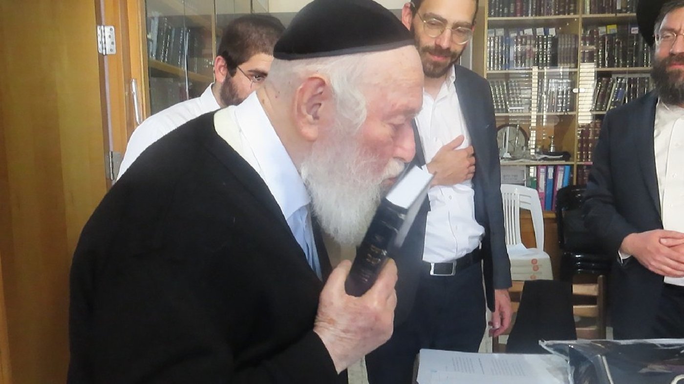 הגר"י זילברשטיין מקבל את ספרו החדש 'אשמרה שבת'