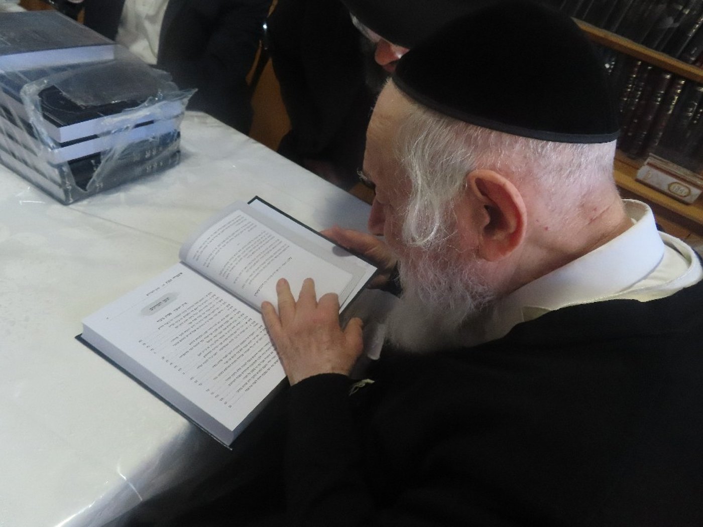 הגר"י זילברשטיין מקבל את ספרו החדש 'אשמרה שבת'