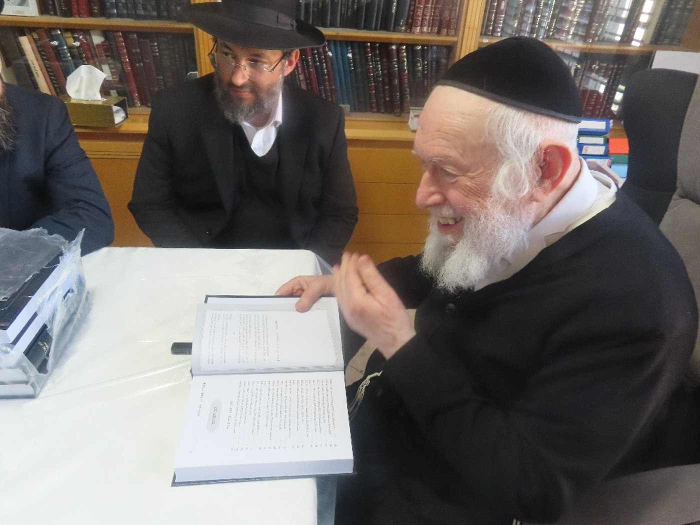 הגר"י זילברשטיין מקבל את ספרו החדש 'אשמרה שבת'