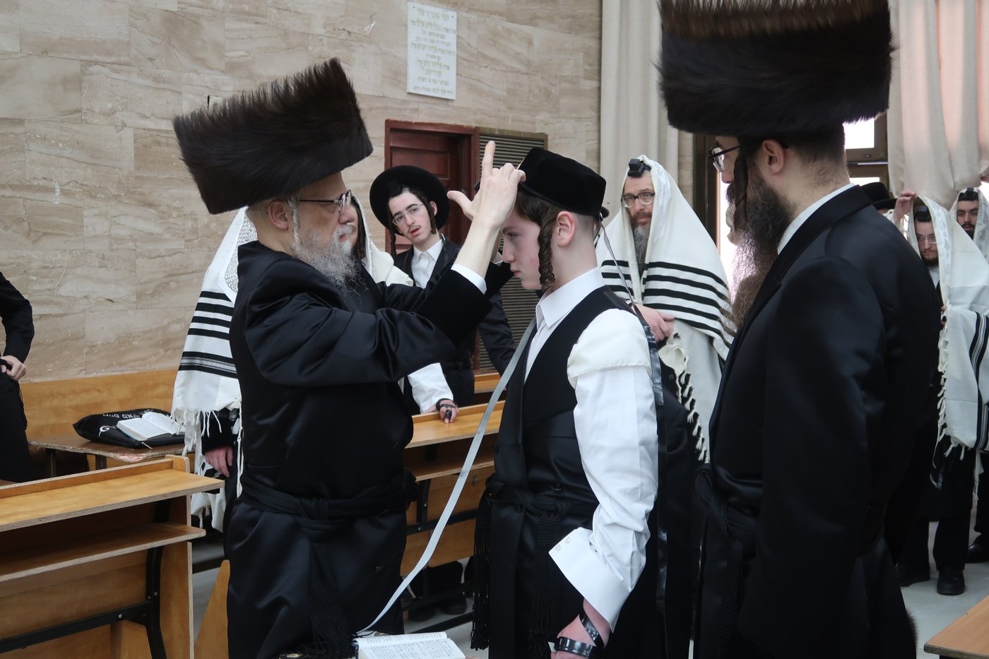 האדמו"ר מסערט ויז'ניץ בהנחת תפילין לנכדו