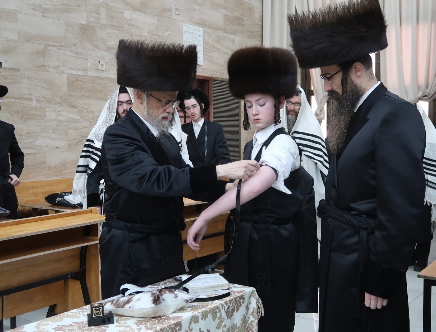 האדמו"ר מסערט ויז'ניץ בהנחת תפילין לנכדו