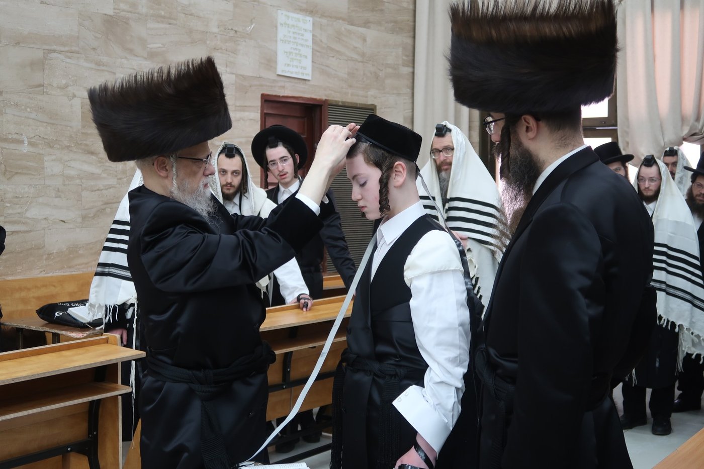 האדמו"ר מסערט ויז'ניץ בהנחת תפילין לנכדו